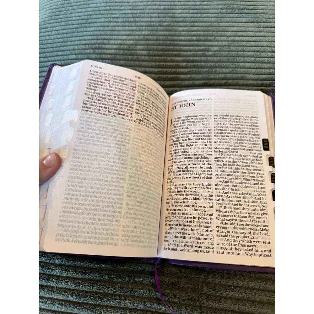 Holman King‎ James Version Holy Bible Purple Floral Design Presentation Page
